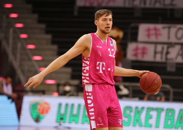 鲁梅尼格：意料之外的丢分让我们很痛苦，接下来必须保持专注.