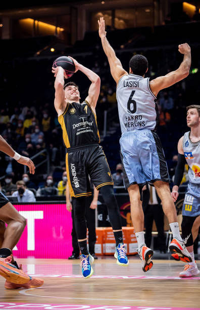 国足vs澳大利亚半场数据：国足控球率42%，射门2-5，射正0-2.